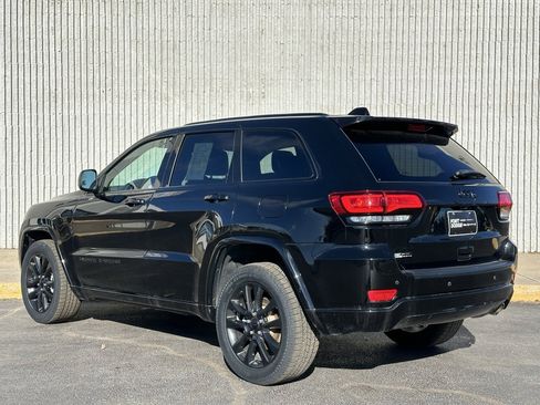 Used 2022 Jeep Grand Cherokee Laredo X image 3