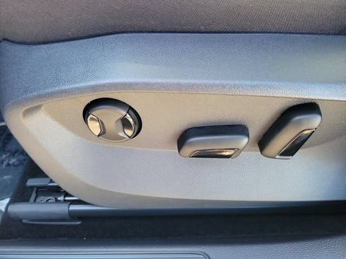 Certified 2025 Volkswagen Taos SE w/ Panoramic Sunroof Package FWD image 17