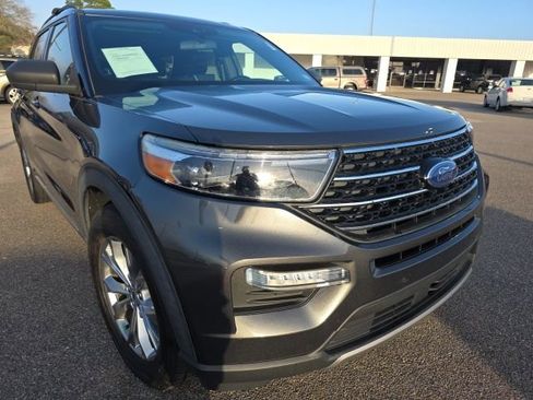 Used 2020 Ford Explorer XLT w/ Equipment Group 202A image 2