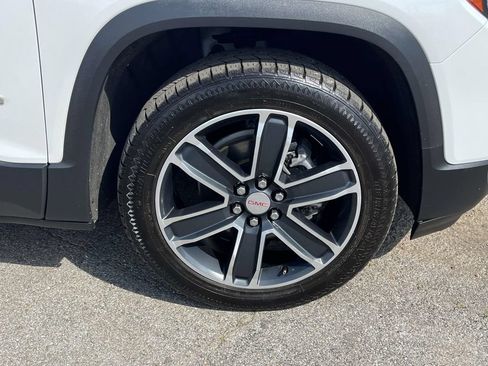 Used 2023 GMC Acadia SLT w/ Technology Package AWD/4WD image 9