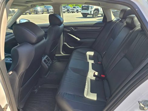 Used 2018 Honda Accord Touring image 10