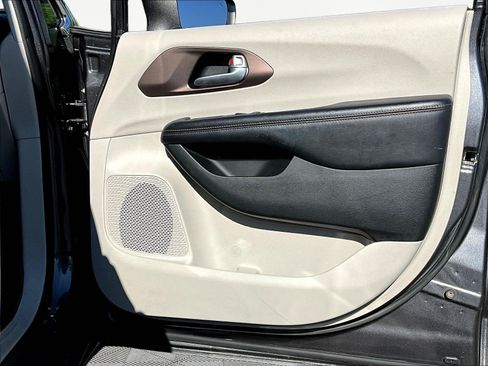 Used 2018 Chrysler Pacifica Touring-L Plus FWD image 25