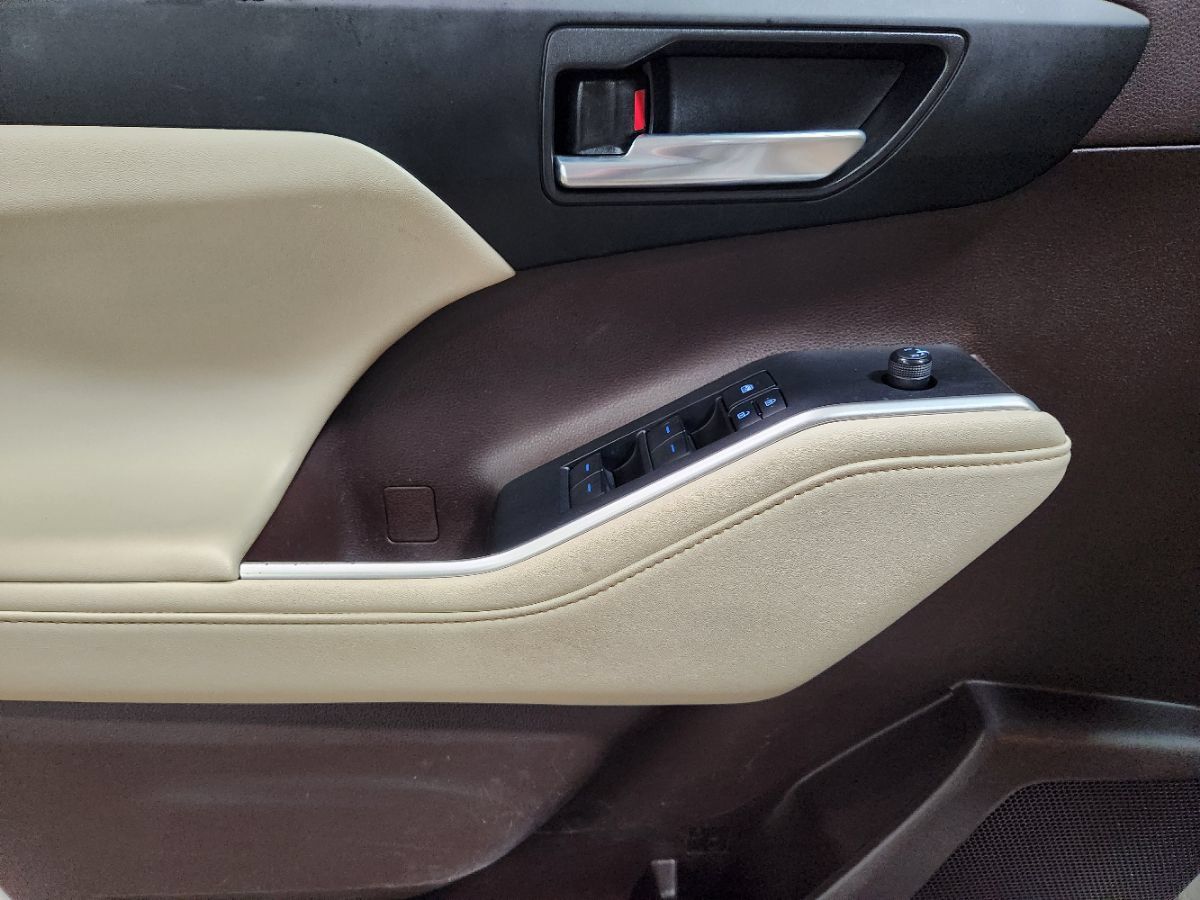 Used 2021 Toyota Highlander XLE AWD/4WD image 43