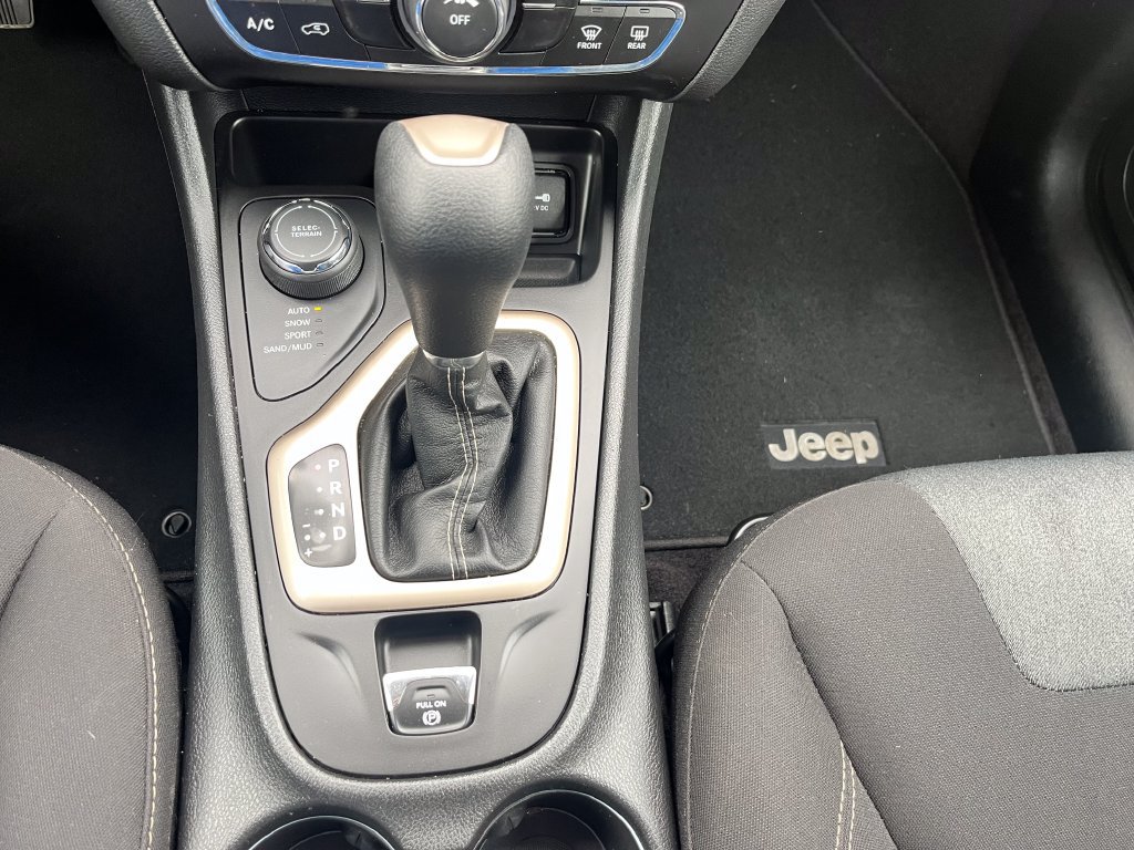 Used 2018 Jeep Cherokee Latitude w/ Safety Group AWD/4WD image 13