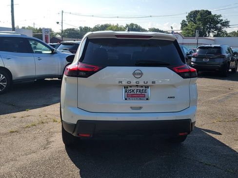 Used 2024 Nissan Rogue S AWD/4WD image 8