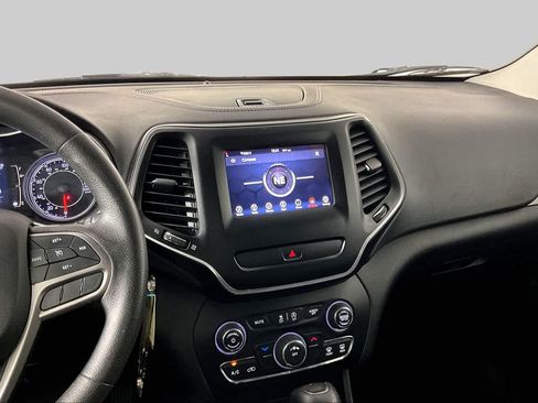 Used 2019 Jeep Cherokee Latitude w/ Popular Appearance Group FWD image 7