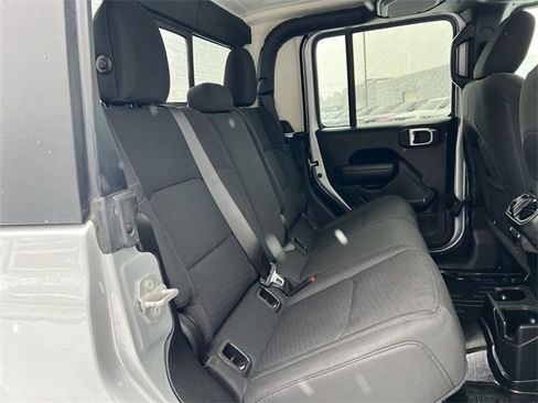 Used 2022 Jeep Gladiator Sport image 18