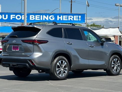 Used 2025 Toyota Highlander XLE AWD/4WD image 4