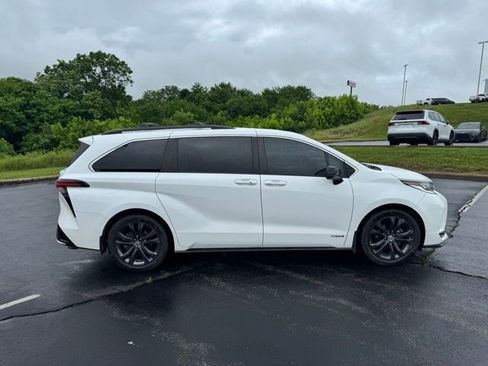 Used 2021 Toyota Sienna XSE w/ XSE Plus Package FWD image 2