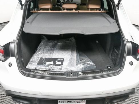 Certified 2025 Porsche Macan image 30