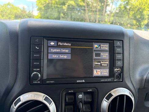 Used 2017 Jeep Wrangler Unlimited Sahara w/ Connectivity Group AWD/4WD image 18