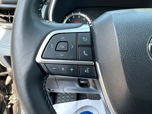 Used 2023 Toyota Highlander XLE FWD image 32