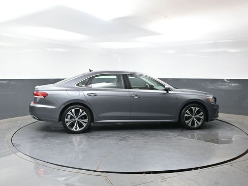 Used 2021 Volkswagen Passat 2.0T SE FWD image 2