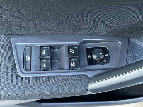 Used 2018 Volkswagen Tiguan S image 28