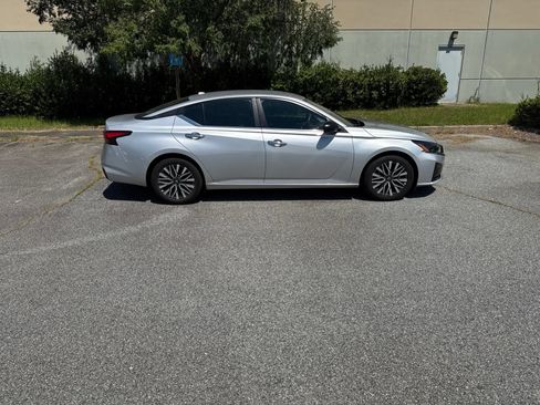 Used 2025 Nissan Altima 2.5 SV FWD image 5