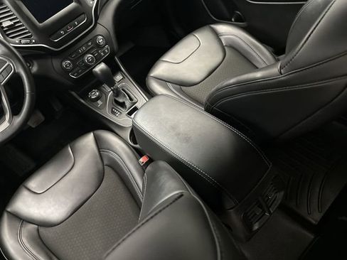 Used 2021 Jeep Cherokee Latitude Plus AWD/4WD image 23