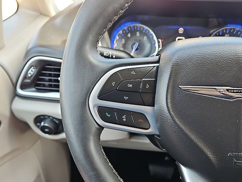 Used 2024 Chrysler Pacifica Touring-L FWD image 16