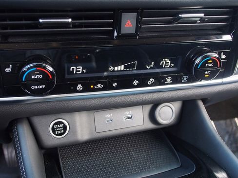 Used 2023 Nissan Rogue SL image 25