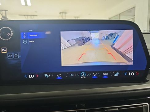 Used 2025 Chevrolet Traverse LT FWD image 29