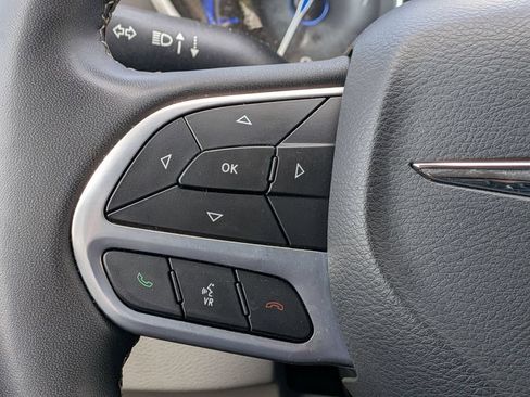 Used 2023 Chrysler Pacifica Touring-L FWD image 12