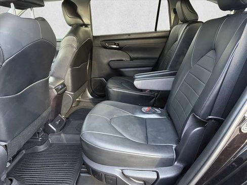 Used 2021 Toyota Highlander XLE image 21