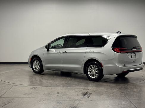 New 2026 Chrysler Pacifica Select image 6