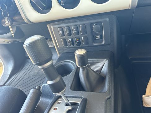 Used 2012 Toyota FJ Cruiser 4WD w/ Upgrade Pkg image 7