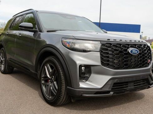 Used 2025 Ford Explorer ST AWD/4WD image 3