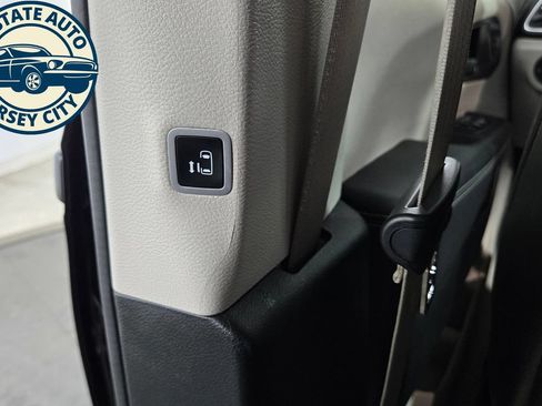 Used 2024 Chrysler Pacifica Limited FWD image 32