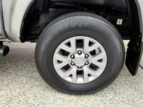Used 2019 Toyota Tacoma SR5 AWD/4WD image 9