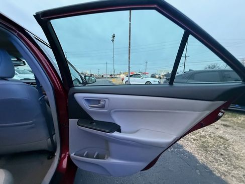 Used 2015 Toyota Camry XLE image 23