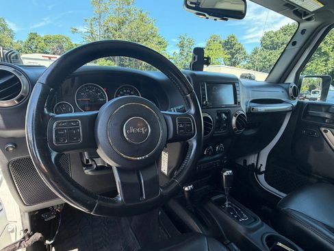 Used 2017 Jeep Wrangler Unlimited Sahara AWD/4WD image 11