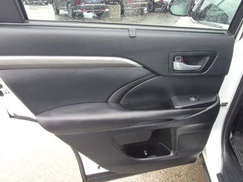 Used 2019 Toyota Highlander SE image 17