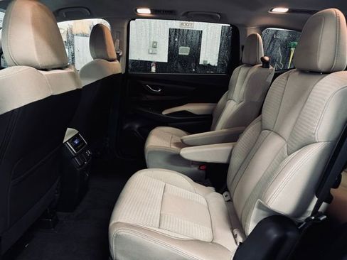 Used 2024 Subaru Ascent Premium w/ Convenience Package image 18