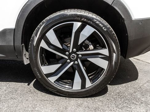 Used 2025 Volvo XC40 B5 Plus AWD/4WD image 30