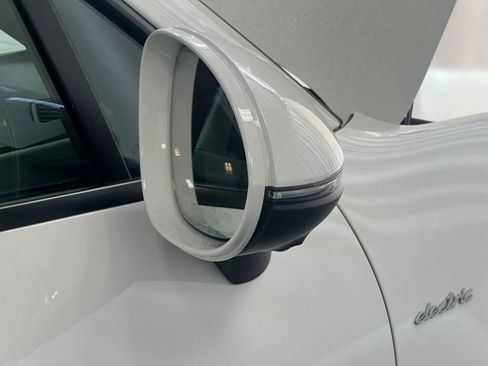 Certified 2025 Porsche Macan Electric image 30