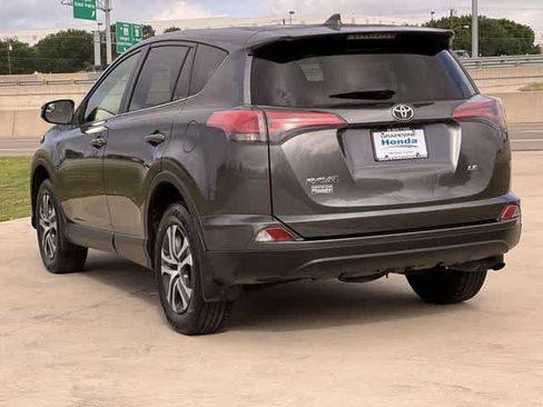 Used 2018 Toyota RAV4 LE FWD image 5