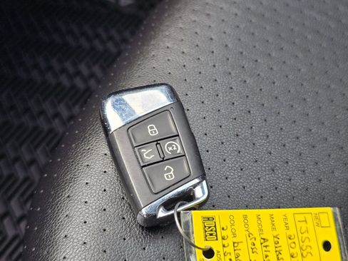 Used 2022 Volkswagen Atlas Cross Sport SEL R-Line AWD/4WD image 32