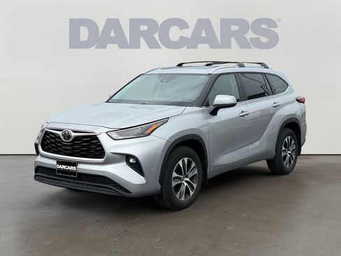 Used 2023 Toyota Highlander XLE AWD/4WD image 3