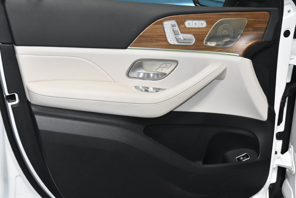 Certified 2025 Mercedes-Benz GLE 450 4MATIC image 4