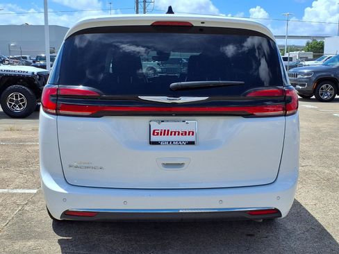 Used 2024 Chrysler Pacifica Touring-L FWD image 27
