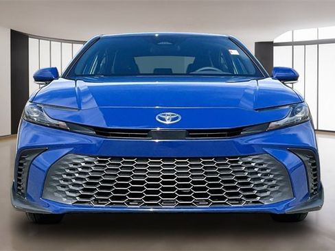 Used 2025 Toyota Camry SE image 2