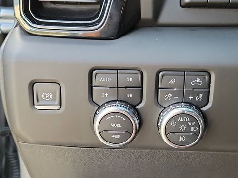 Used 2024 GMC Sierra 2500 AT4 w/ AT4 Premium Plus Package AWD/4WD image 32