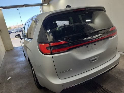 Used 2024 Chrysler Pacifica Touring-L w/ Uconnect Theater Family Group FWD image 4