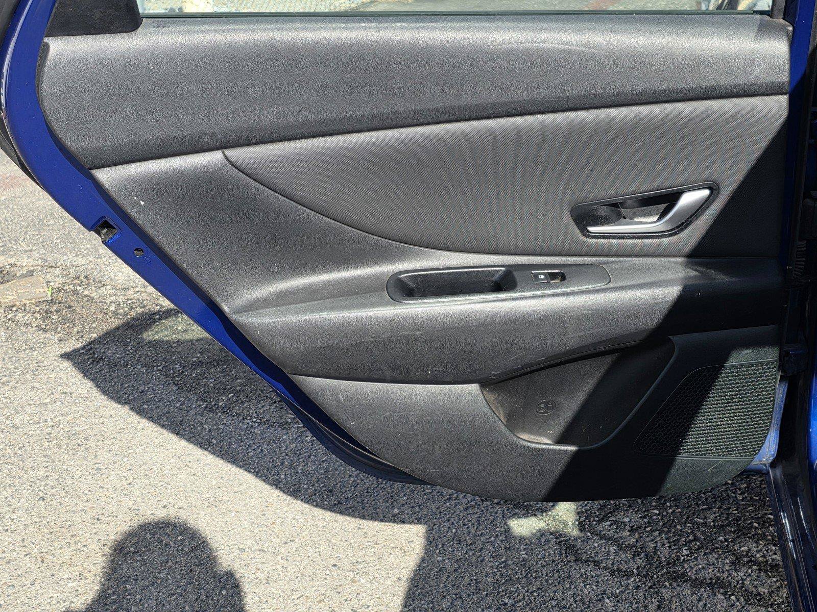 Used 2022 Hyundai Elantra SEL w/ Convenience Package FWD image 7