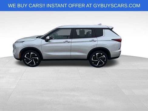 Used 2024 Mitsubishi Outlander SE image 2