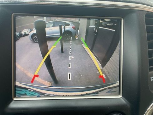 Used 2015 Jeep Grand Cherokee Limited w/ Luxury Group II image 18