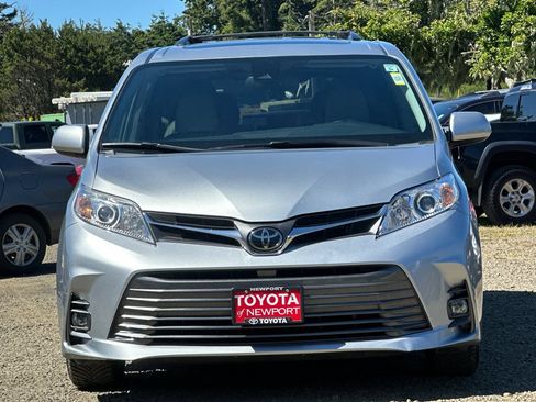 Used 2019 Toyota Sienna XLE w/ XLE Navigation Package FWD image 6