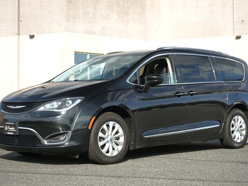 Used 2018 Chrysler Pacifica Touring-L FWD image 2