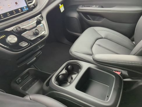 New 2026 Chrysler Pacifica Select FWD image 25